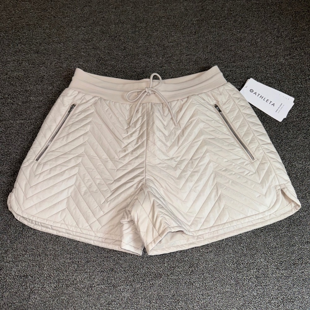 NWT ATHLETA Apres Ski Short Beige Chevron Quilted Insulated Drawstring Size 2